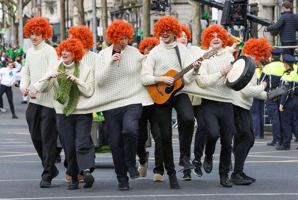 Артисты принимают участие в ежегодном параде в честь Дня святого Патрика в Дублине. - Sputnik Грузия