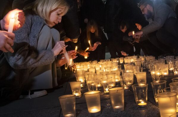 Участники акции зажигают свечи в память о жертвах теракта в Крокус Сити Холле - Sputnik Грузия