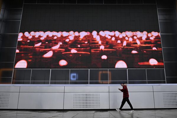 Медиаэкран со свечами скорби перед главным входом на ВДНХ в Москве. - Sputnik Грузия