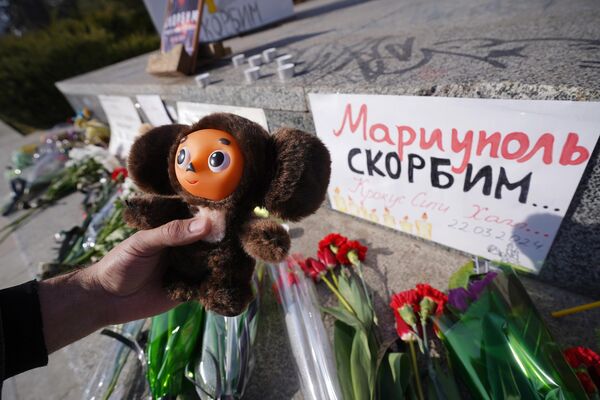 Импровизированный мемориал в память о жертвах теракта в подмосковном Крокус Сити Холле, Мариуполь - Sputnik Грузия