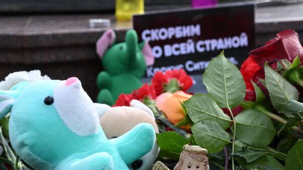 Цветы и игрушки на улице Баумана в Казани во время акции в память о жертвах теракта в подмосковном Крокус Сити Холле - Sputnik Грузия