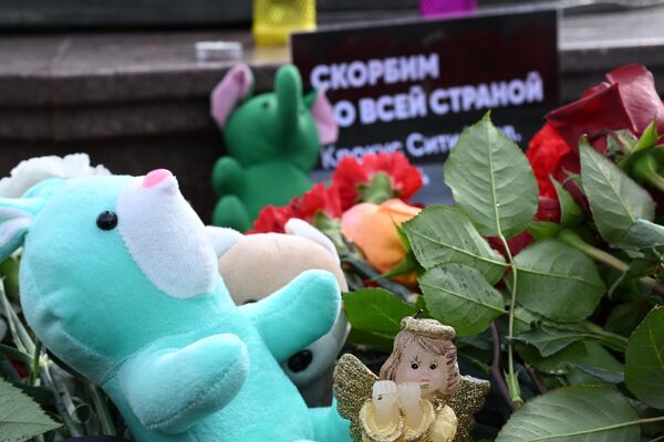 Цветы и игрушки на улице Баумана в Казани. - Sputnik Грузия