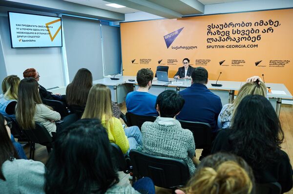 В мероприятии приняли участие грузинские журналисты и СММ-специалисты. - Sputnik Грузия