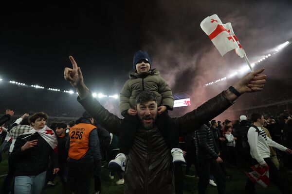 Сотни людей, празднуя победу своей команды, выбежали прямо на поле &quot;Динамо Арена&quot;.  - Sputnik Грузия