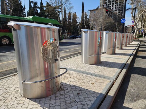 Установлены новые подземные контейнеры для сбора мусора по аналогии с другими центральными улицами.  - Sputnik Грузия