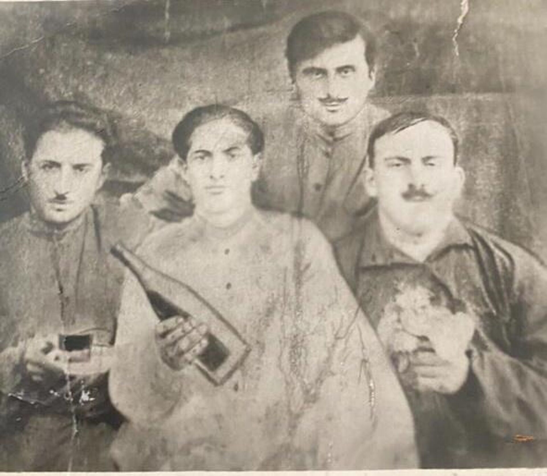 Фото с героем Шалвой Лагвилава, сохранившееся у его племянника - Sputnik Грузия, 1920, 08.04.2024