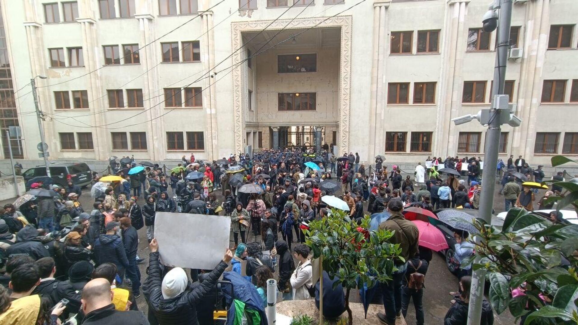 Акция протеста у здания парламента Грузии против закона Об иноагентах - Sputnik Грузия, 1920, 08.04.2024