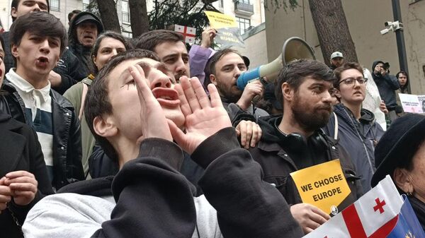 Акция протеста у здания парламента Грузии против закона Об иноагентах - Sputnik Грузия