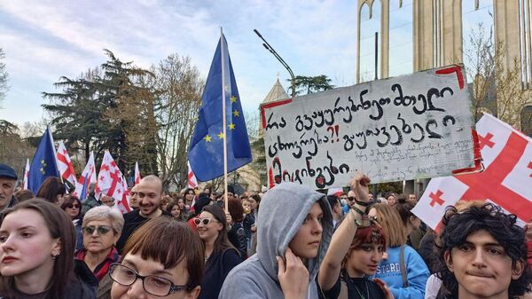 Акция протеста у парламента Грузии 9 апреля 2024 года - Sputnik Грузия