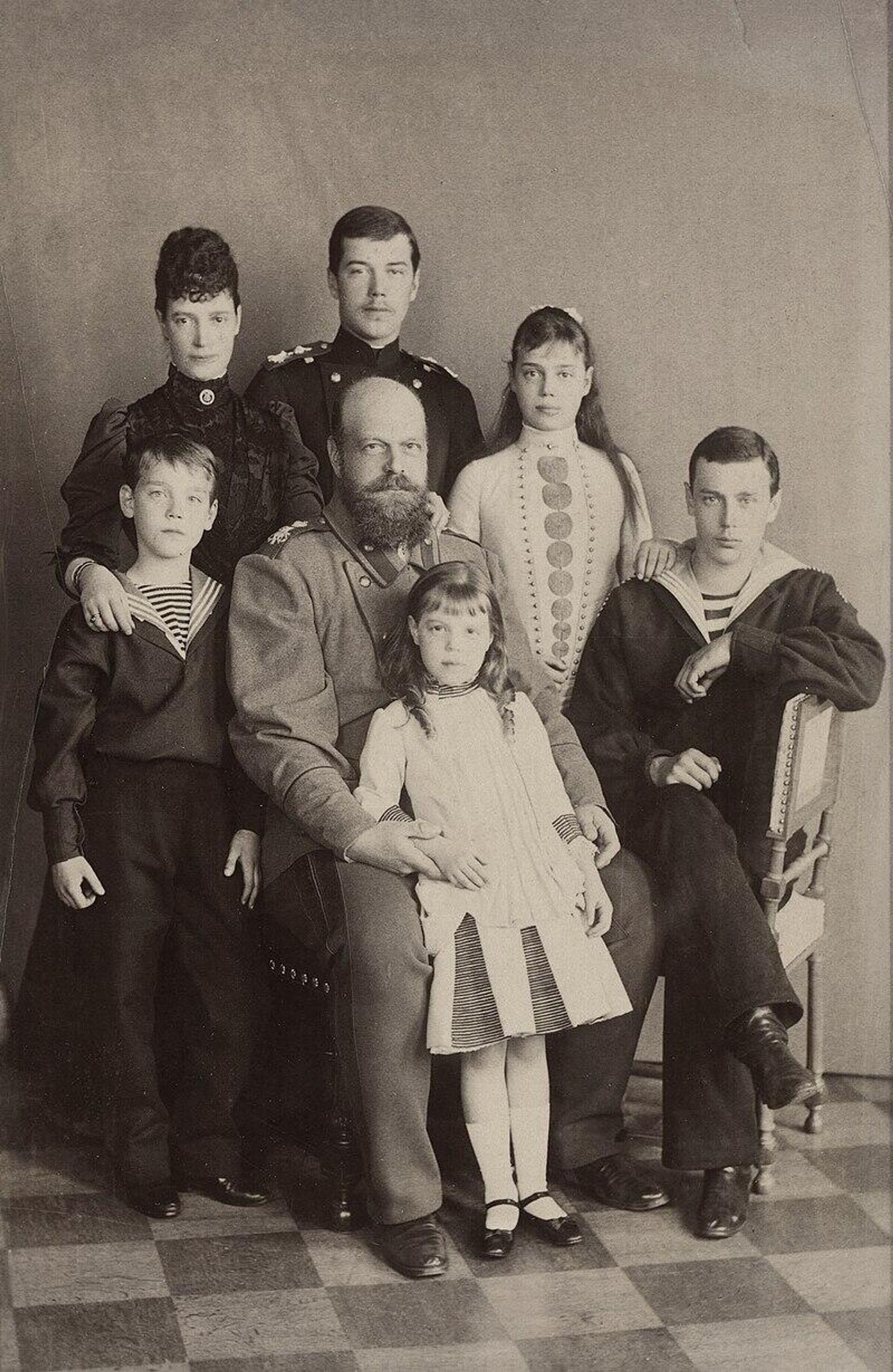 Семья императора Александра III (1892). Справа налево: Георгий, Ксения, Ольга, Александр III, Николай, Мария Фёдоровна, Михаил. - Sputnik Грузия, 1920, 13.04.2024