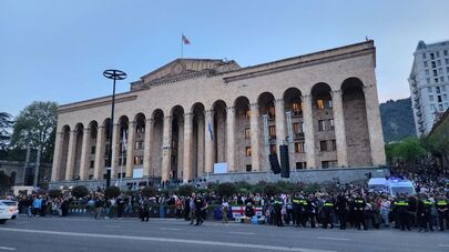 Акция оппозиции против закона об иноагентах у здания парламента Грузии 16 апреля 2024 года