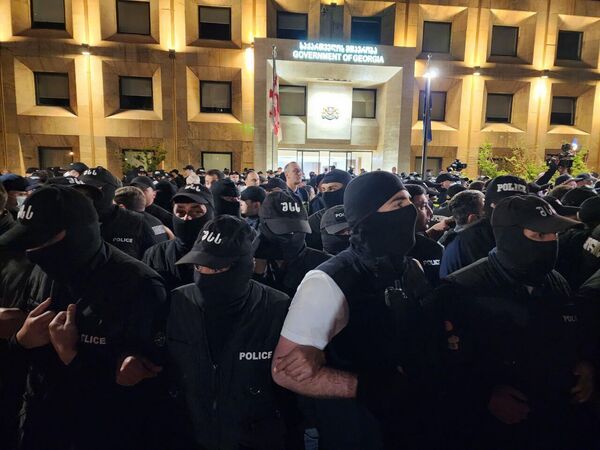 Вокруг здания были сосредоточены тысячи полицейских, которые выстроились в несколько рядов. - Sputnik Грузия