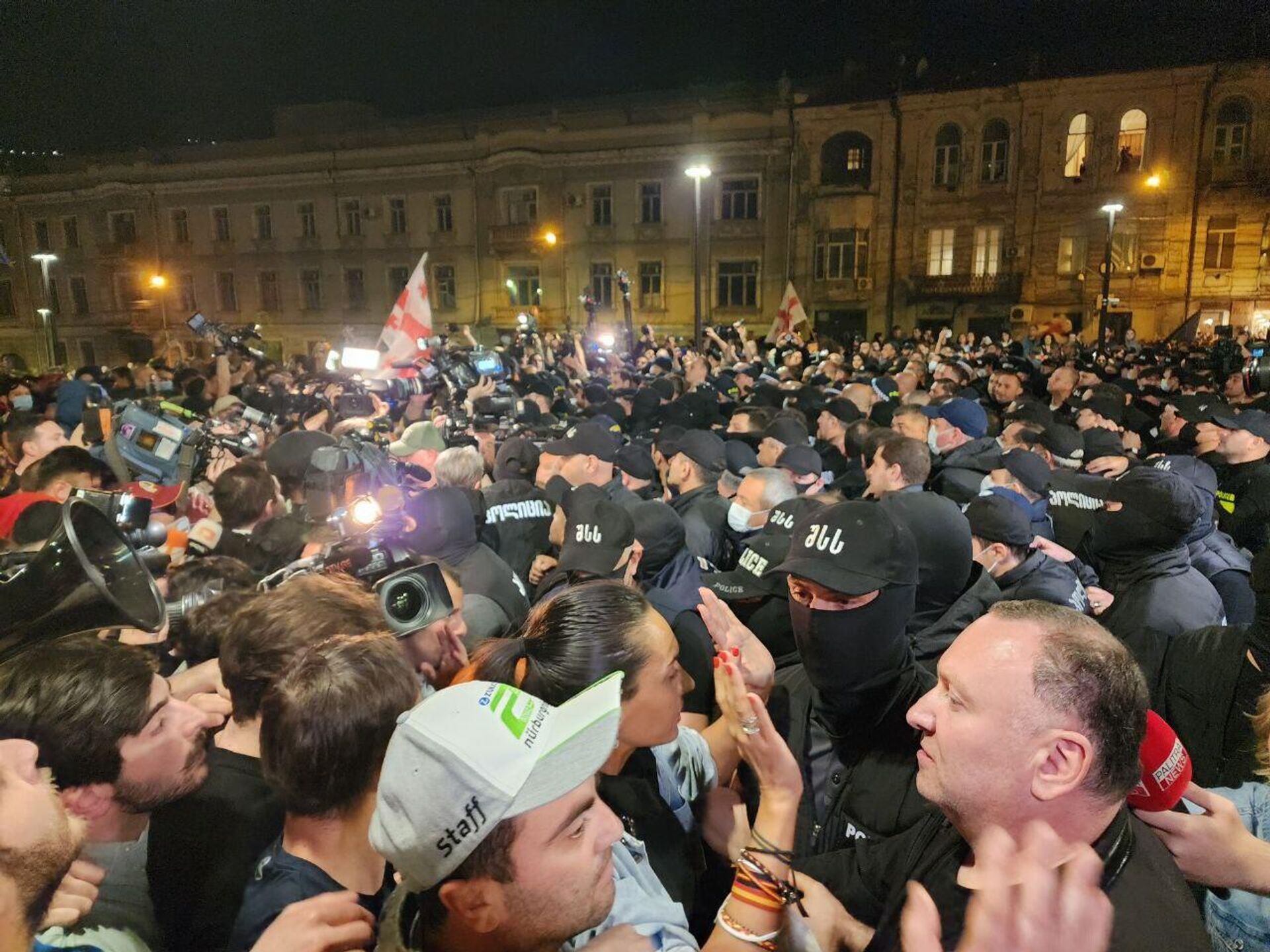 Третий день протестов против закона об иноагентах у здания правительственной администрации 17 апреля 2024 года - Sputnik Грузия, 1920, 18.04.2024