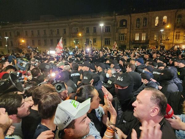 Им пришлось сдерживать натиск тысяч людей, которые под &quot;взглядами&quot; телекамер тоже окружили дом правительства.  - Sputnik Грузия