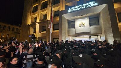 Третий день протестов против закона об иноагентах у здания правительственной администрации 17 апреля 2024 года