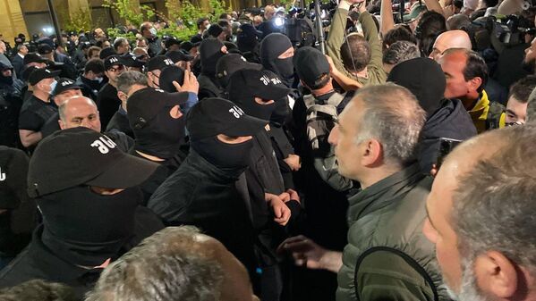 Протестующие вступали в словесные перепалки с полицией, толкали полицейские ряды, словно проверяя их на прочность.  - Sputnik Грузия