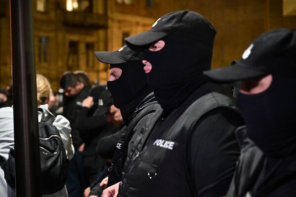 На вечерней акции протеста у администрации правительства за хулиганство и неподчинение полицейскими было задержано два человека, у одного из них изъяли нож. - Sputnik Грузия