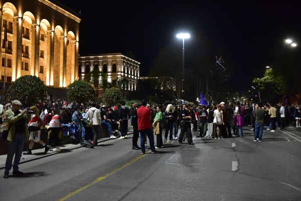 Студенты вышли выразить свой протест поздно вечером в ночь на 19 апреля и перекрыли на несколько часов движение по проспекту Руставели.  - Sputnik Грузия