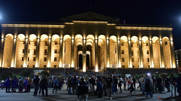 Четвертый день акции протеста против закона об иноагентах 18 апреля 2024 года перед парламентом Грузии - Sputnik Грузия