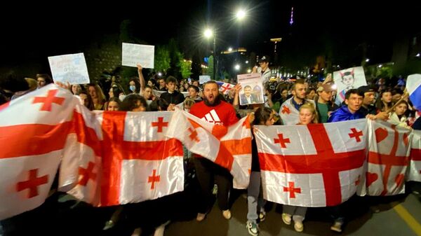 Оппозиция устроила ночное шествие по главным улицам Тбилиси - видео - Sputnik Грузия