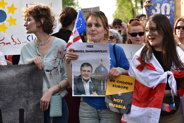 Часть участников акции пришла на нее с портретами бывшего президента ГрузииМихаила Саакашвили. - Sputnik Грузия