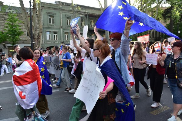 Акция прошла без происшествий. Ее участницы несли в руках множество плакатов и скандировали лозунги. - Sputnik Грузия