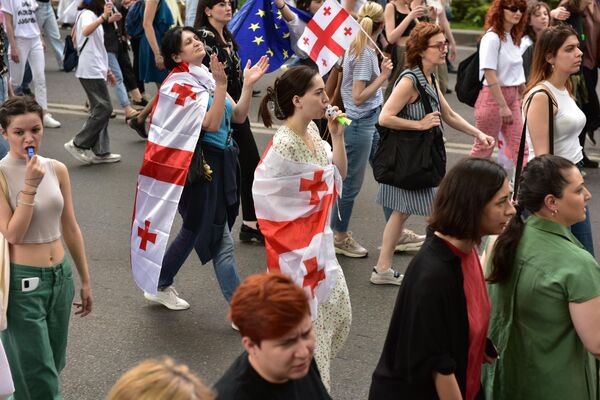 Многие из участниц марша несли на своих плечах большие флаги Грузии.  - Sputnik Грузия
