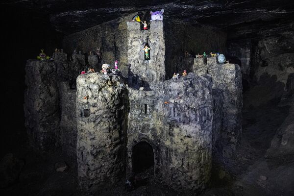 Каменный замок с куклами в одной из пещер запретных катакомб. - Sputnik Грузия
