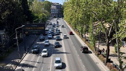 Тбилиси весной. Движение машин на набережной