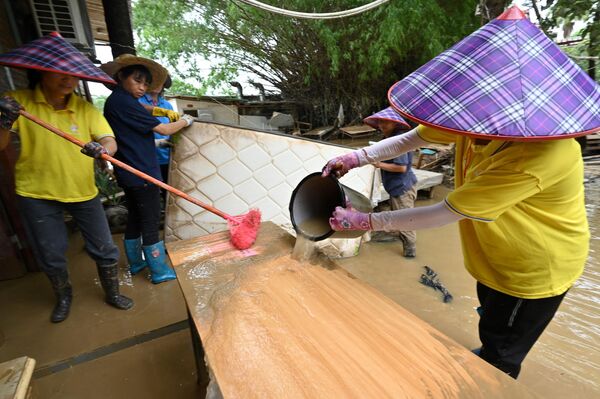 Рабочие убирают стол из гостиничного номера после того, как проливные дожди затопили территорию деревни Шатан. - Sputnik Грузия