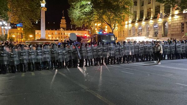 Спецназ и полиция на акции протеста оппозиции в Тбилиси — фото