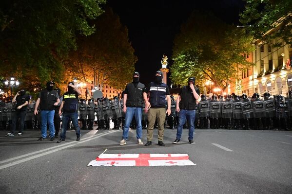 Как заявило МВД Грузии, акция протеста приняла насильственный характер и митингующие &quot;словесно и физически&quot; противостоят полиции. - Sputnik Грузия