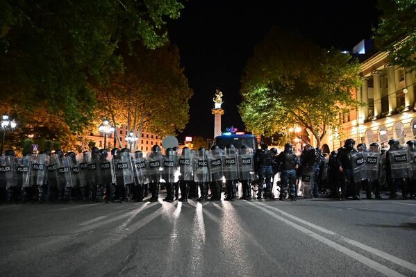 После первых стычек на улицы, прилегающие к парламенту и на проспект Руставели, был выведен спецназ.  - Sputnik Грузия