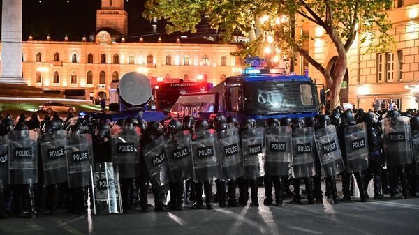 Спецназ и полиция на акции протеста оппозиции в ночь на 29 апреля 2024 года - Sputnik Грузия