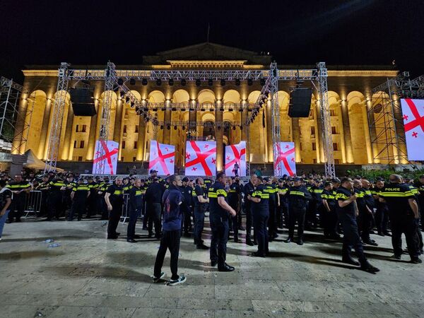 Однако сторонники оппозиции сами отошли от парламента.  - Sputnik Грузия