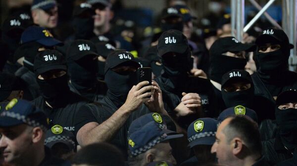 Полиция на акции протеста оппозиции в ночь на 29 апреля 2024 года - Sputnik Грузия