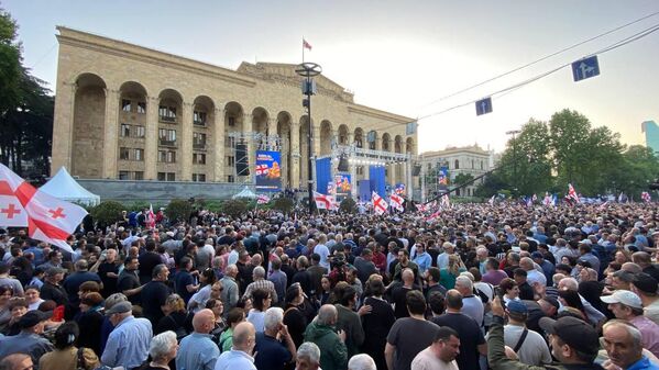 Десятки тысяч человек собрались перед зданием парламента страны, где прошла основная часть акции. - Sputnik Грузия