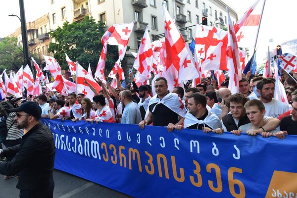 Первые ряды участников шествия несли в руках огромный плакат с надписью &quot;С достоинством к Европе!&quot; - Sputnik Грузия