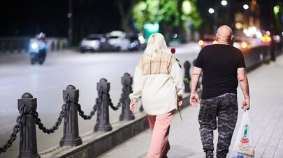 Семья. Мужчина и женщина идут по улице