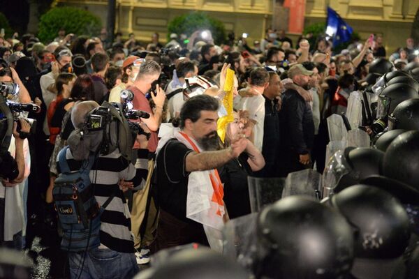 Как заявило МВД, митингующие кидали в полицейских бутылки и камни, постоянно кричали им оскорбления, пытались пробиться в сторону входов в парламент. - Sputnik Грузия