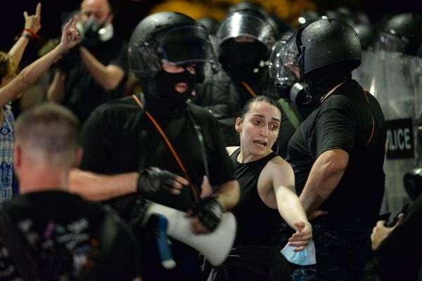 Наиболее активных участников акции полиция задерживала. Среди активистов было немало женщин. - Sputnik Грузия