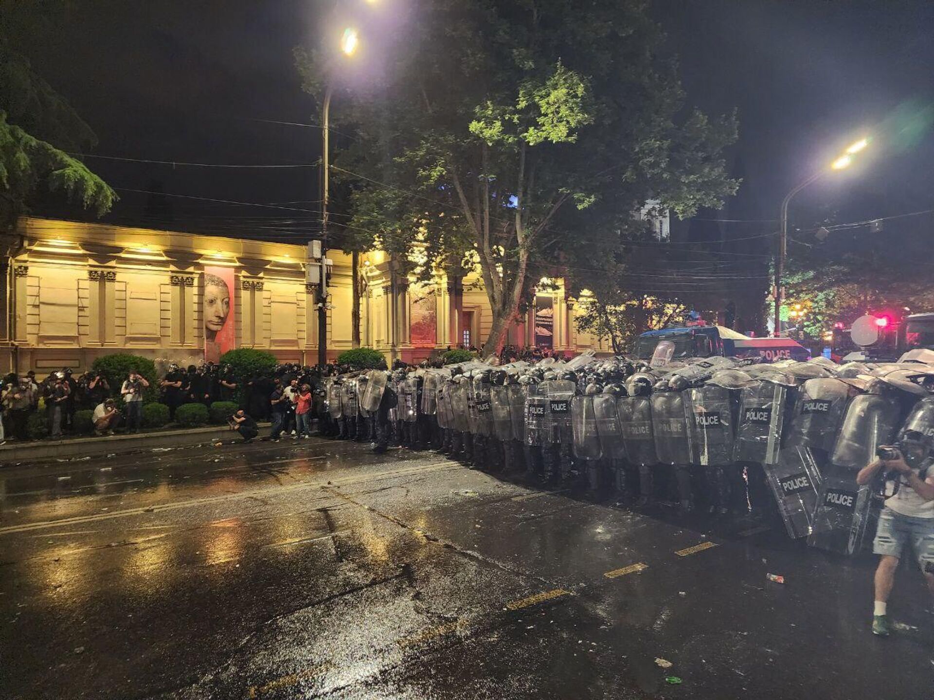 Разгон акции протеста оппозиции спецназом в ночь на 1 мая 2024 года в центре столицы Грузии - Sputnik Грузия, 1920, 08.05.2024