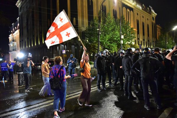 Люди выходили с флагами прямо навстречу спецназу. Правда, в этот момент команды начать разгон не было.  - Sputnik Грузия