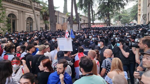 Парламент Грузии опять окружен спецназом и митингующими
