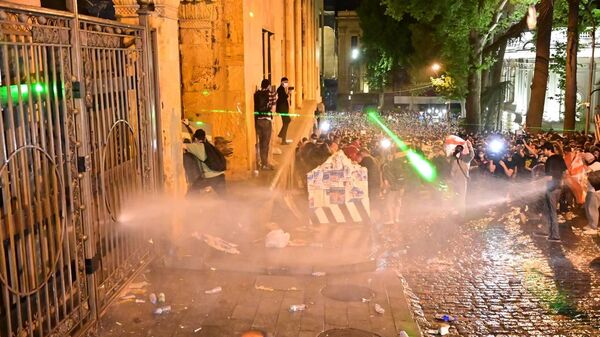 Камни, бутылки, водомет, слезоточивый газ – в Тбилиси опять беспорядки