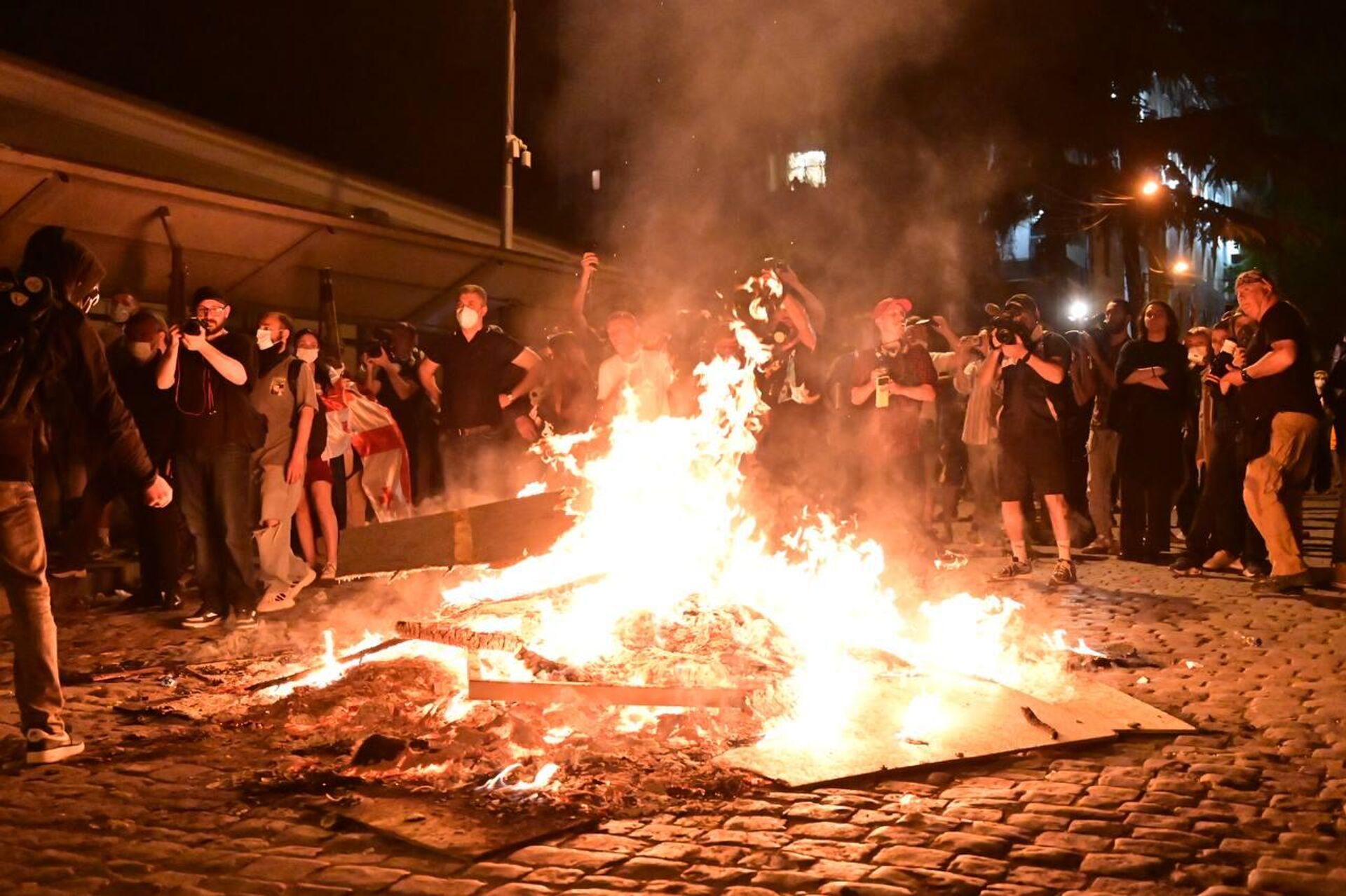 Поджоги и беспорядки. Разгон акции протеста оппозиции спецназом в ночь на 2 мая 2024 года в центре столицы Грузии - Sputnik Грузия, 1920, 16.09.2024