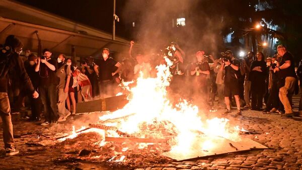 Поджоги и беспорядки. Разгон акции протеста оппозиции спецназом в ночь на 2 мая 2024 года в центре столицы Грузии - Sputnik Грузия