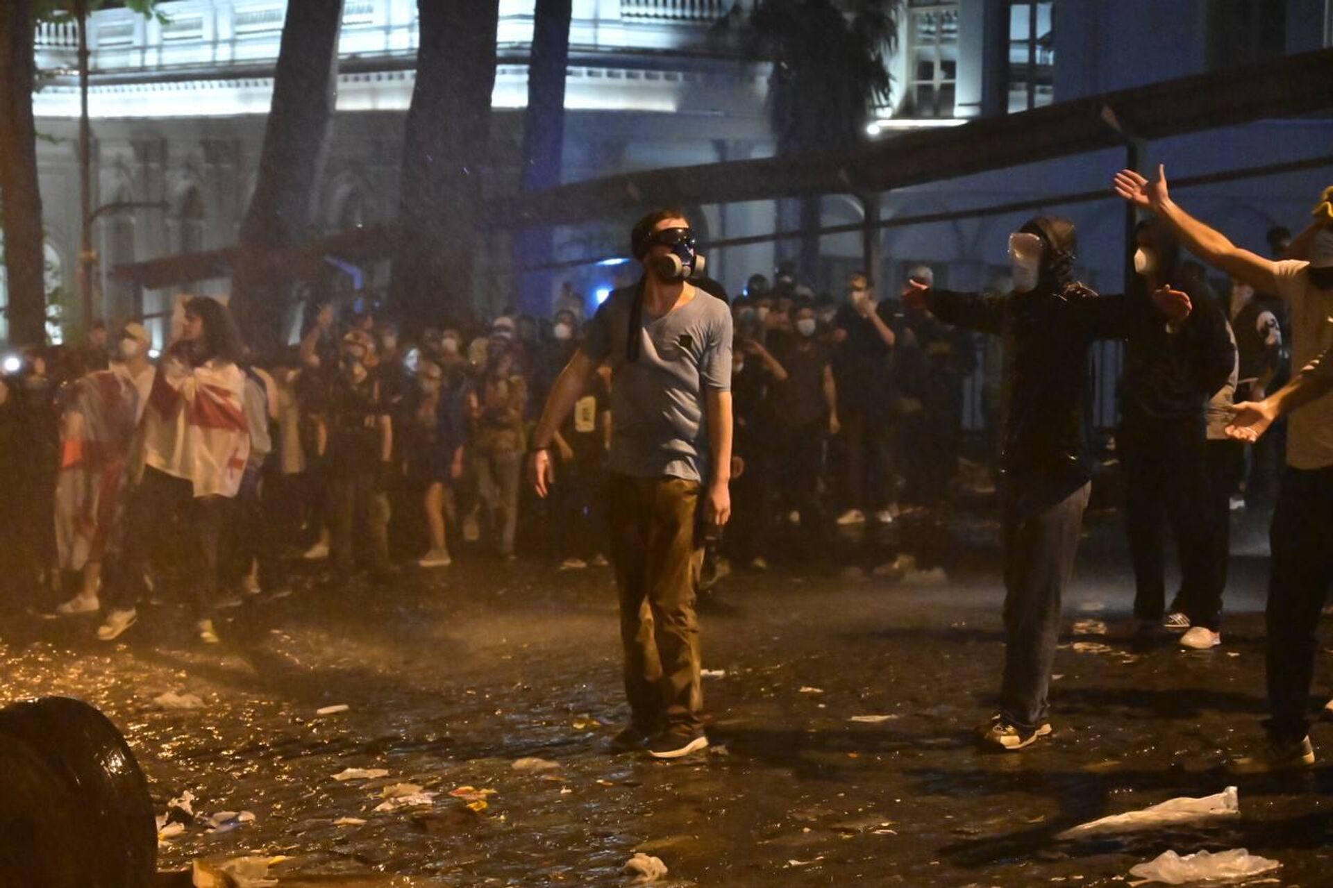 Разгон акции протеста оппозиции спецназом в ночь на 2 мая 2024 года в центре столицы Грузии - Sputnik საქართველო, 1920, 02.10.2025
