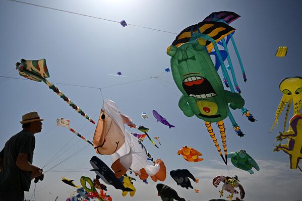 Международный фестиваль воздушных змеев Artevento Cervia в Италии. - Sputnik Грузия