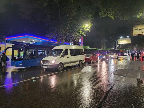 На улицах близ площади скопилось множество автобусов и маршрутных такси, не только частный транспорт. - Sputnik Грузия